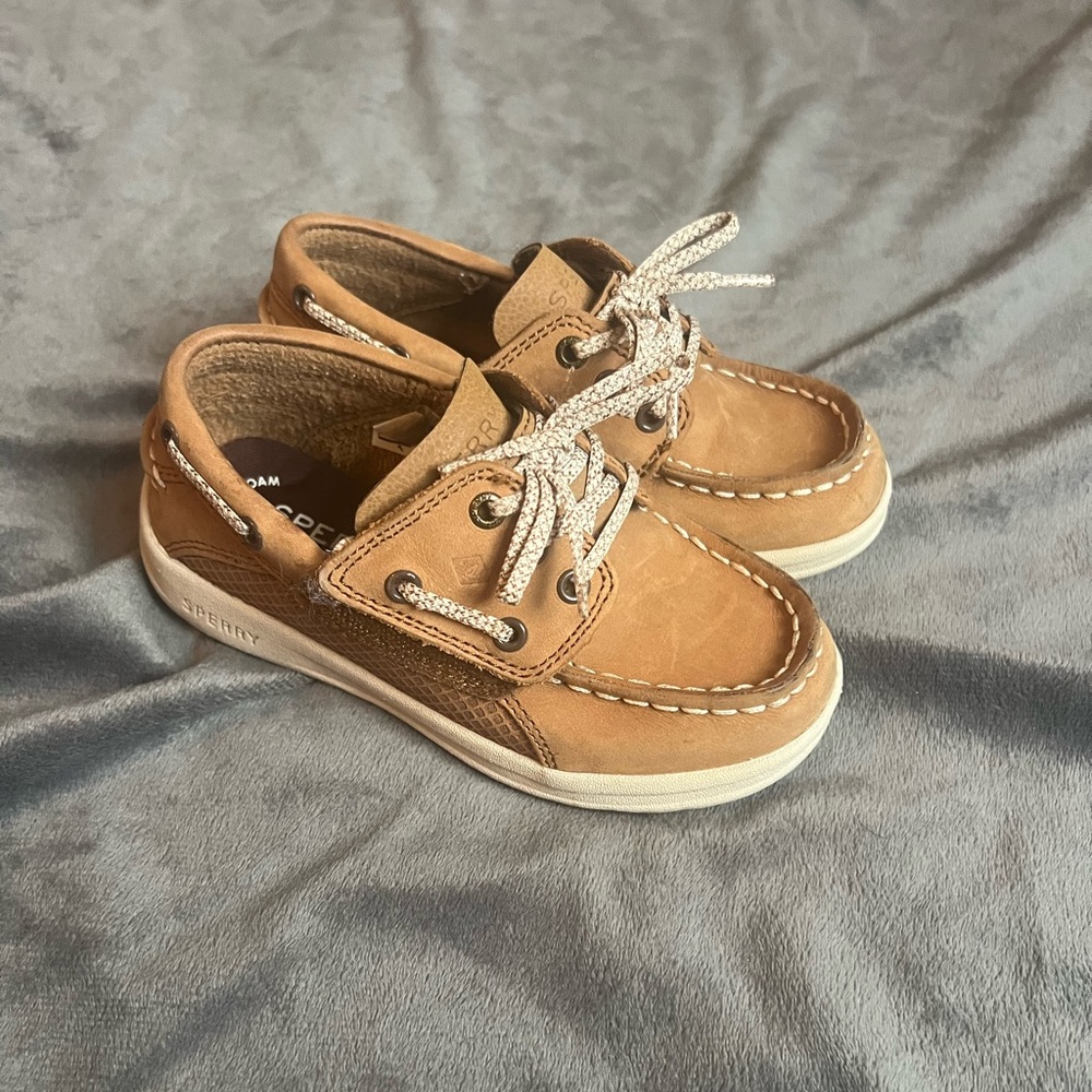 Toddler boys sperrys. Velcro closure